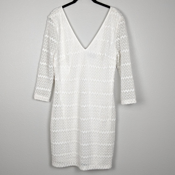 Guess Dresses & Skirts - 🌼 Guess Textured Bodycon V-Neck Dress Size 14